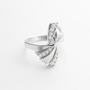 Серебряное кольцо с белыми фианитами  (К2Ф/086)