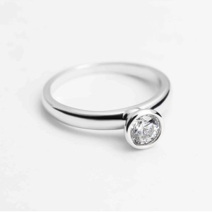 Серебряное кольцо покрытое родием со вставкой Swarovski Zirconia (К2С/1195)