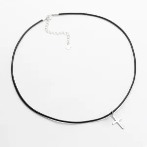 Колье с каучуковым шнурком и серебряным крестиком