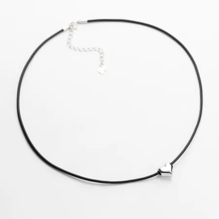 Кольє з каучуковим шнурком зі срібною підвіскою маленьке серце